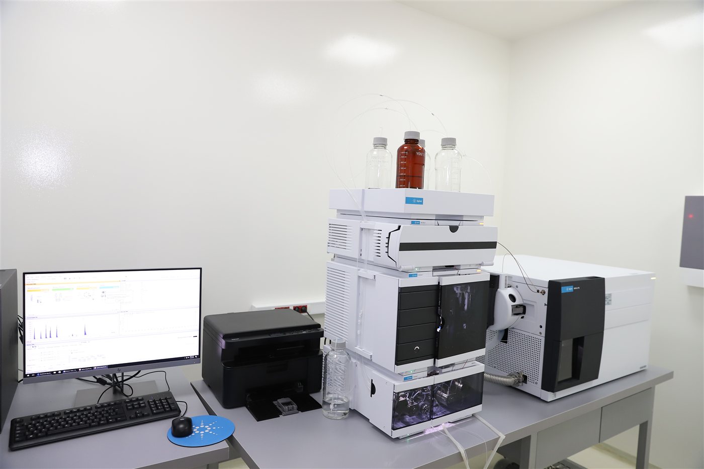 Stacioni HPLC me kromatograma në ekran
