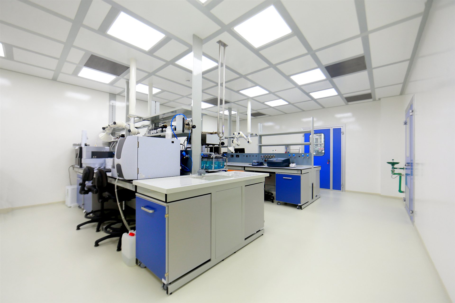 Salla e madhe e laboratorit kimik TENUIS