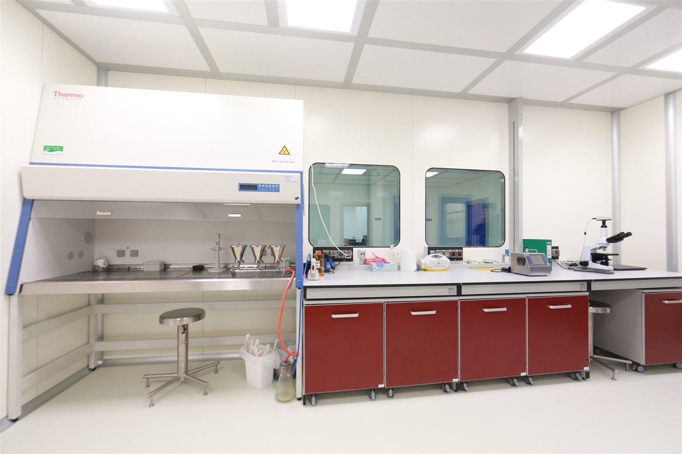 Kabineti i biosigurisë në laboratorin mikrobiologjik